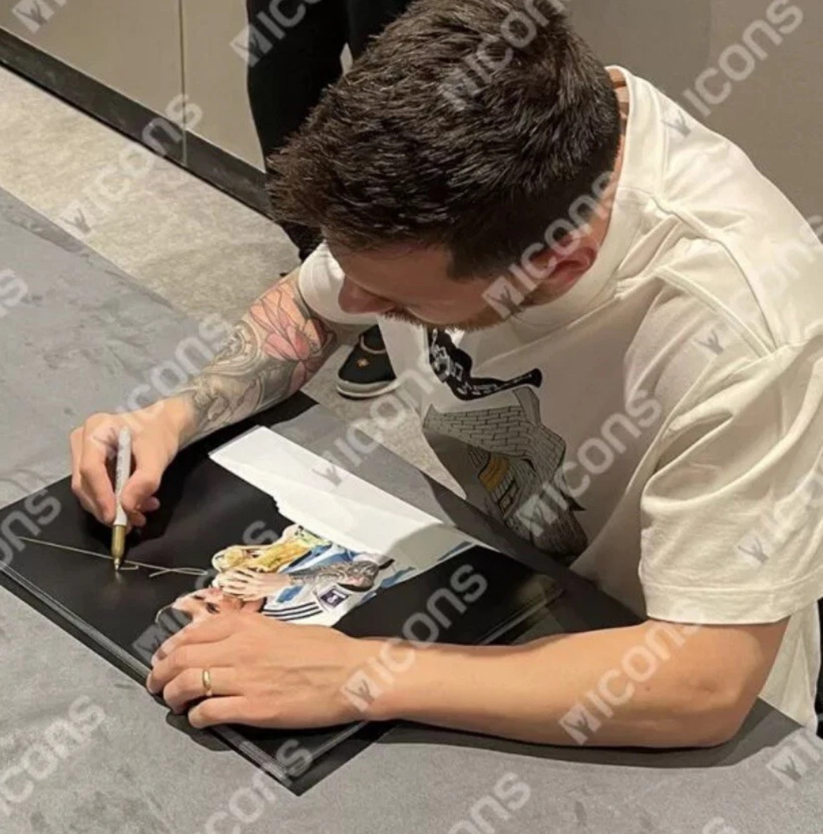 Lionel Messi - Argentina National Team - Autographed 2022 FIFA World Cup Framed Photo (Kissing Trophy) - Image 2