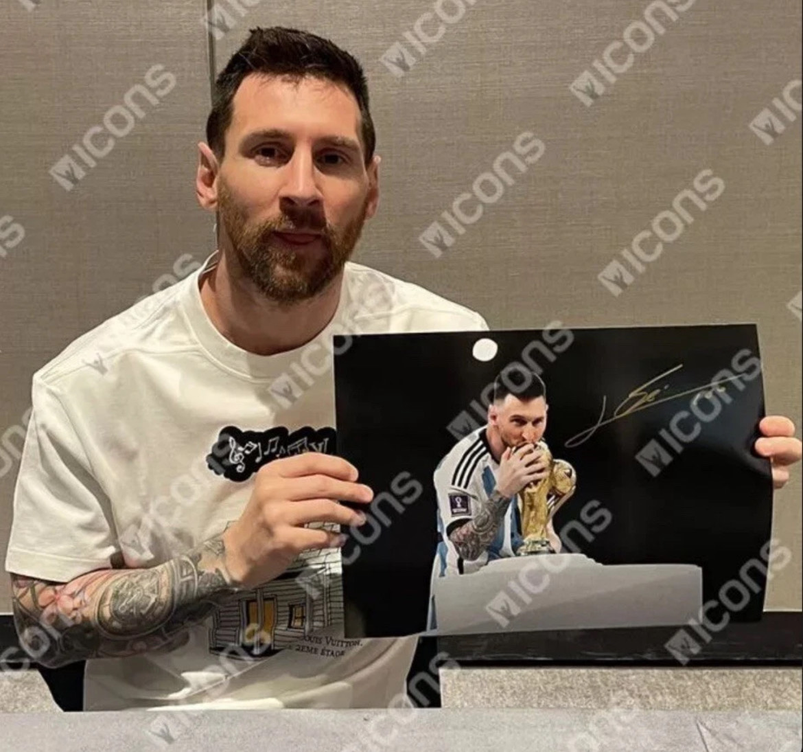 Lionel Messi - Argentina National Team - Autographed 2022 FIFA World Cup Framed Photo (Kissing Trophy) - Image 3