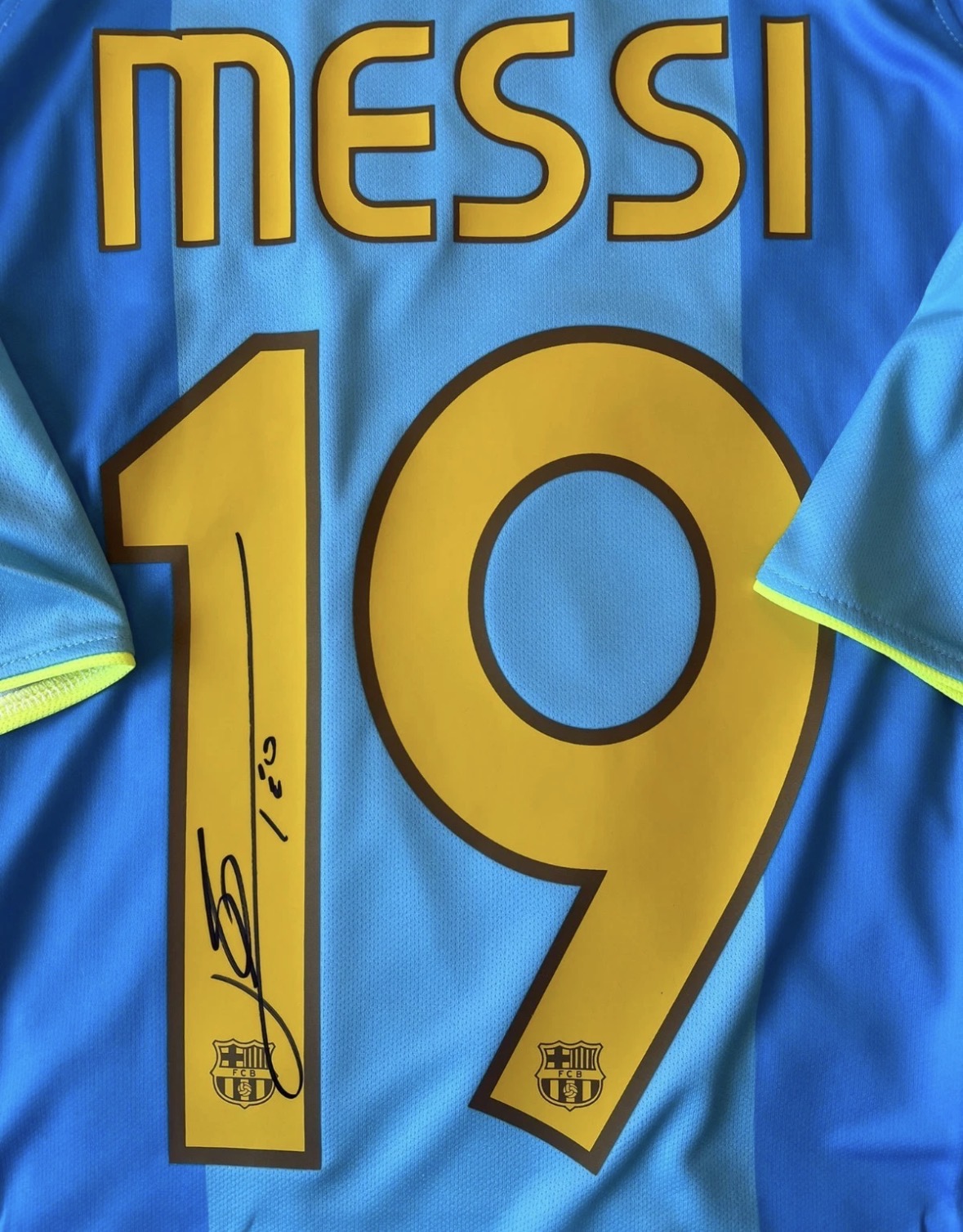 Lionel Messi – FC Barcelona – 2007-2009 Away Sky Blue (Turquoise) Shirt – Framed Autographed Jersey - Image 4