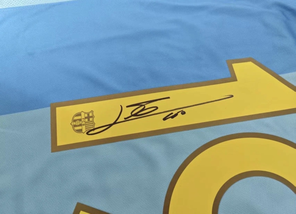 Lionel Messi – FC Barcelona – 2007-2009 Away Sky Blue (Turquoise) Shirt – Framed Autographed Jersey - Image 5